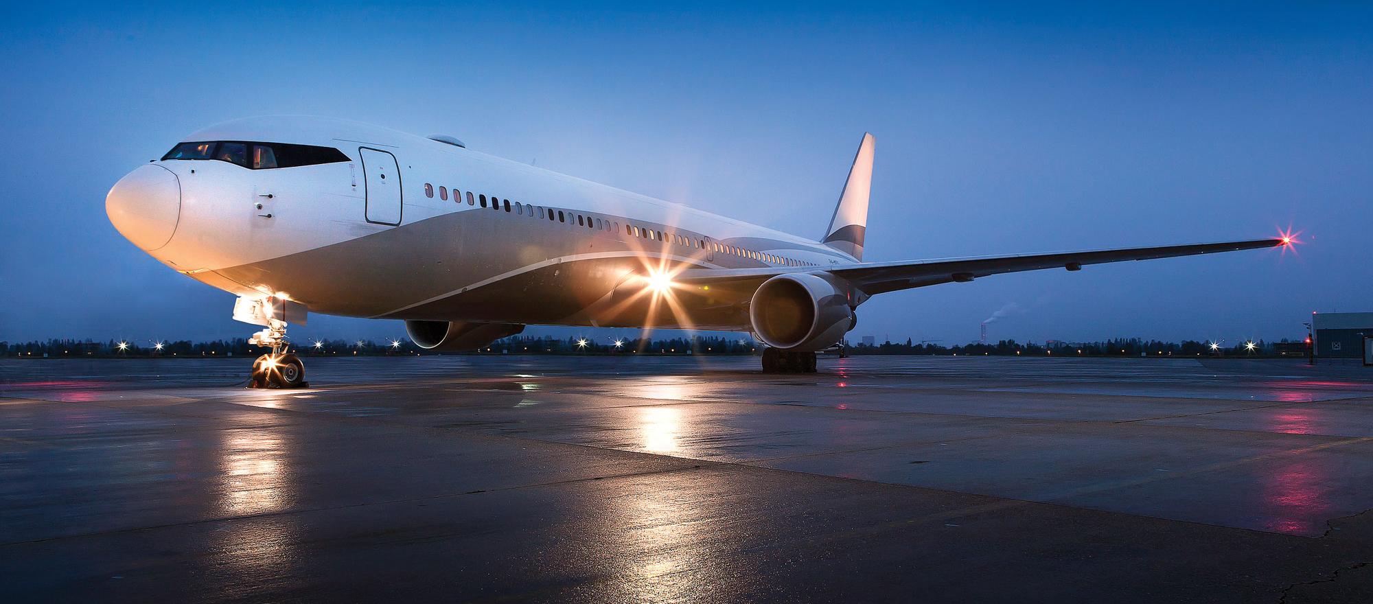 Boeing 767-200 wide-body airliner exterior